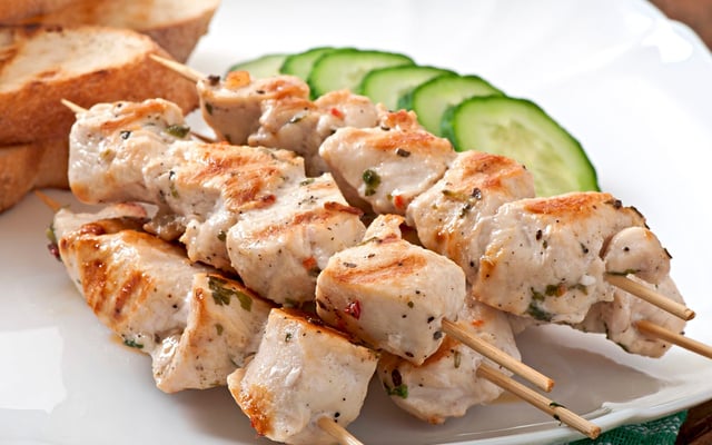Brochettes de poulet marinées