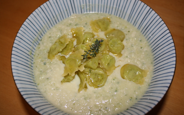 Soupe légère de courgettes, ravioles dorées et copeaux de parmesan