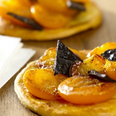 Tarte fine à l'abricot rencontre d'éclat de chocolat et emmental