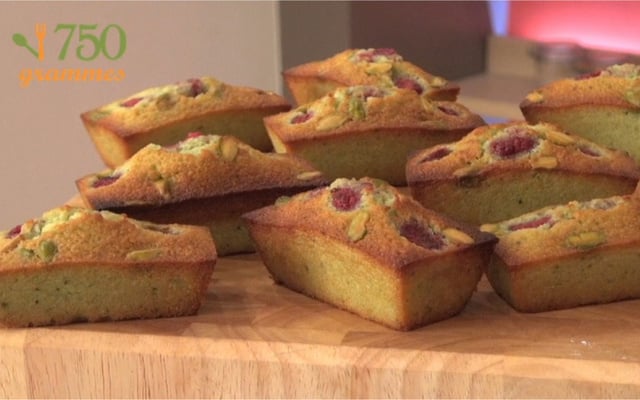 Financiers aux pistaches et aux framboises