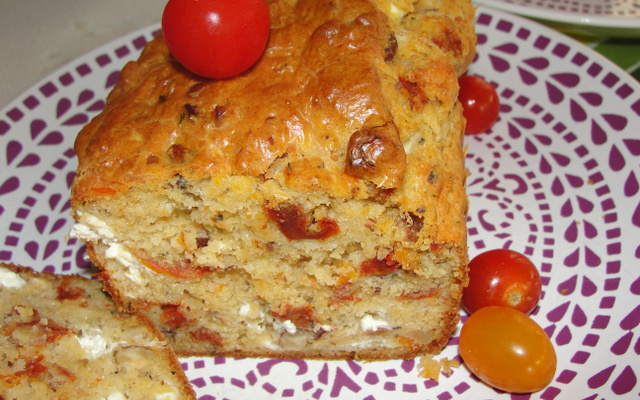 Cake tomate séchées, feta, noisettes
