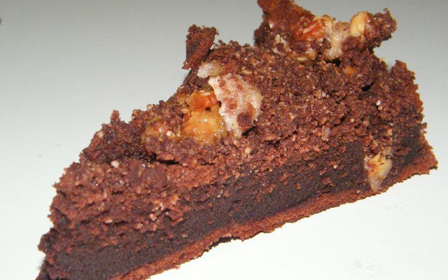 Gâteau au chocolat, crumble noix de pécan caramélisées et fleur de sel