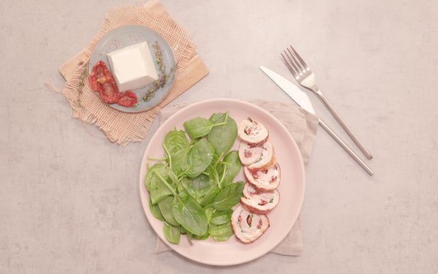 Ballotines de dinde au chèvre frais, pousses d’épinards et tomates séchées
