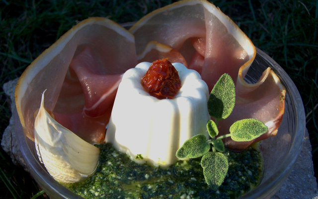 Panna cotta à l'ail blanc de Lomagne, jambon cru fumé, pesto de persil et sauge