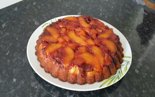 Gâteau de poires au sirop avec nappage au caramel
