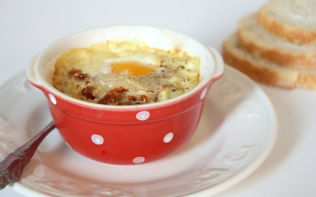 Œuf cocotte la crème de moutarde, tomates séchées & parmesan