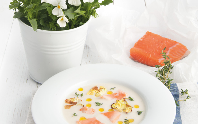 Velouté de chou-fleur au saumon de Norvège, aux choux de Bruxelles et au thym