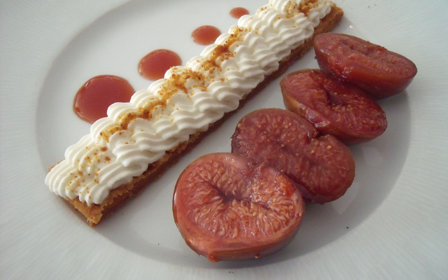 Carré frais façon cheesecake et figues pochées