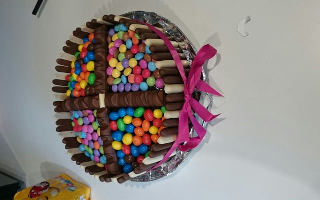 Gâteau d'anniversaire aux bonbons chocolatés