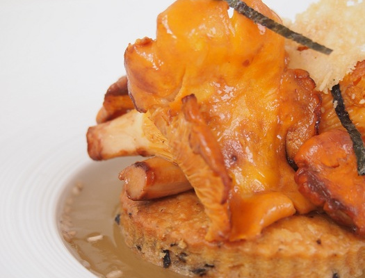 Sablé au nori et parmesan, girolles poêlées  sur un miroir de poulet au sésame