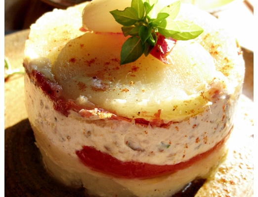 Millefeuille de pommes de terre, tomates confites, crème d'ail et crème de sardine