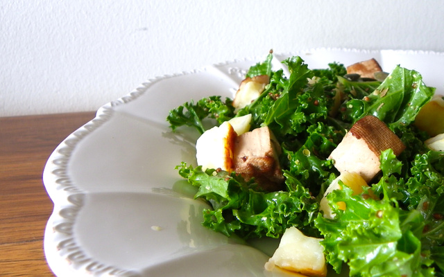 Salade de kale, petits pois, tofu fumé et halloumi