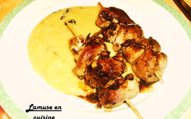 Brochettes de sot l'y laisse caramélisés et polenta aux olives