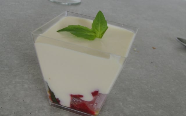 Mousse au chocolat blanc sur poêlée de fraises au basilic