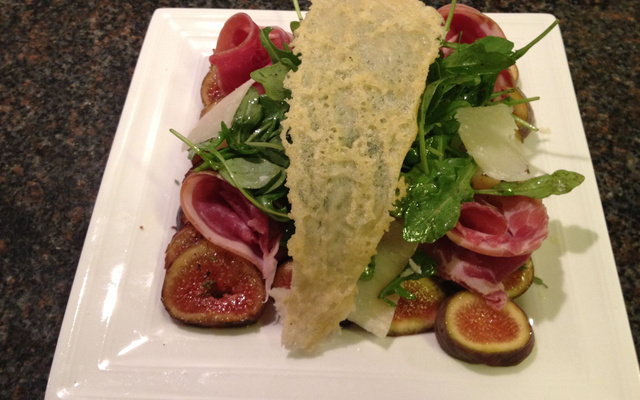 Salade chic de roquette aux figues et copeaux de parmesan
