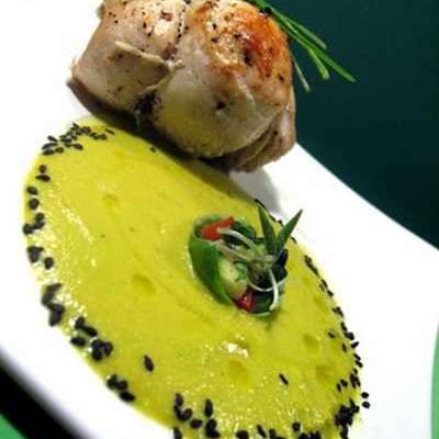 Paupiettes de poulet au fromage frais, champignons et lardons et son espuma de légumes