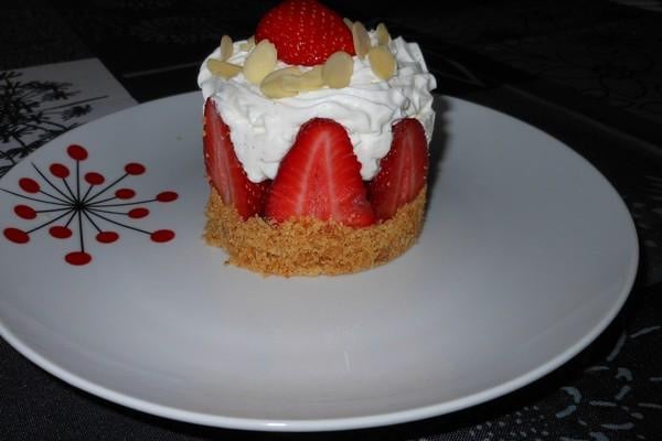 Fraises chantilly-vanille et sa génoise aux palets bretons