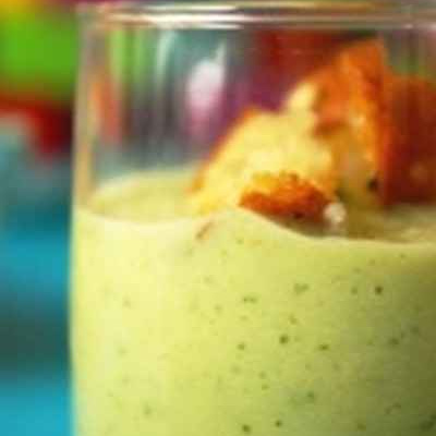 Gaspacho de concombre aux herbes fraîches