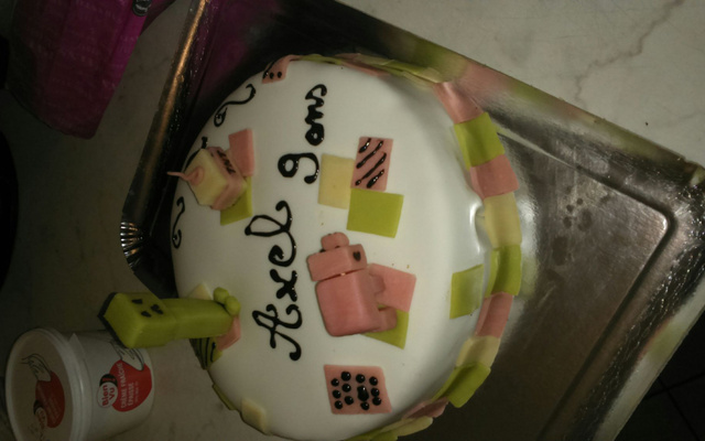 Gâteau rose blanc et noir