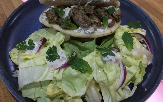 Kebab maison et sauce épicée à la menthe