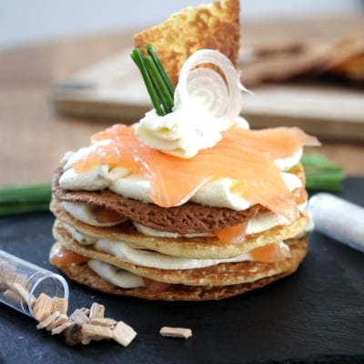 Mille-feuilles de crêpes au saumon