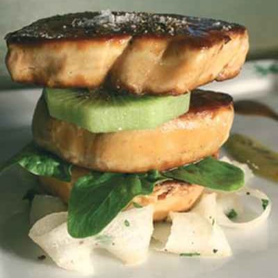 Piccatas de foie gras de canard aux tagliatelles de radis noirs, sauce kiwi de l'Adour et cacao amer