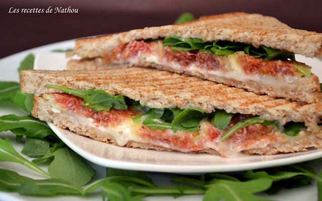 Croques aux figues, fromage de chèvre et roquette