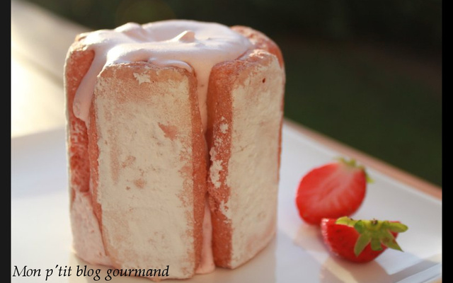Charlotte aux fraises et cœur fondant au chocolat blanc