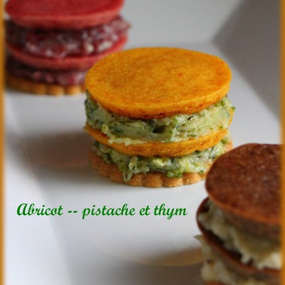 Yoyo sablé/fondant d'abricot et ganache chocolat blanc, pistache et thym