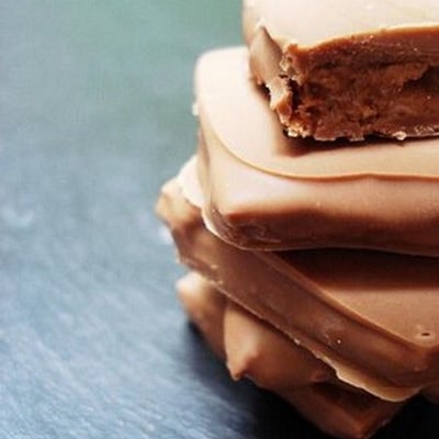 Bonbons de chocolat, praliné lait croustillant et cardamome