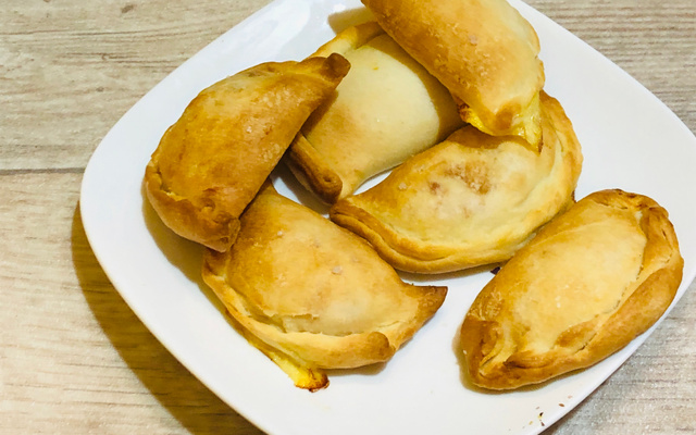 Mini-calzone farcis à la mozzarella, jambon et ricotta