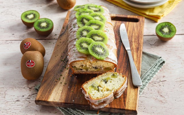 Cake aux kiwis, graines de pavot et glaçage au citron vert