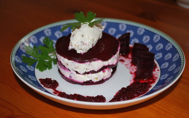 Milles-feuilles de betterave rouge et chèvre frais