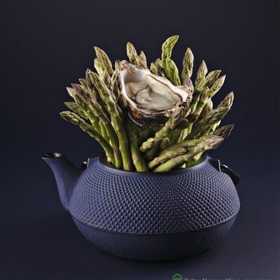 Huîtres, thé vert, lait de soja et asperge