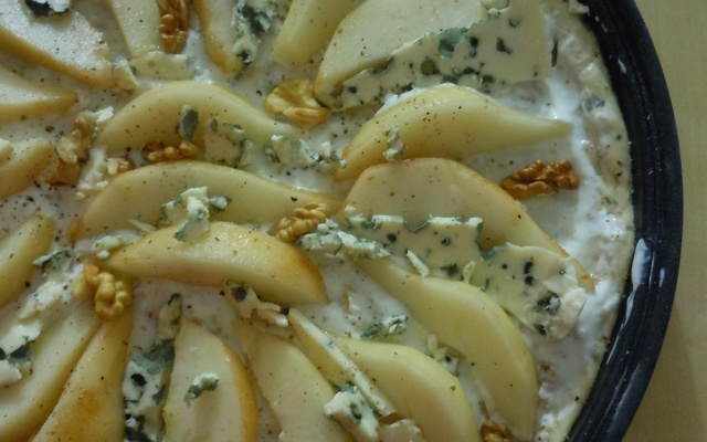 Pizza à la poire, au roquefort et noix