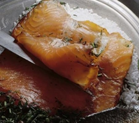 Saumon séché aux fines herbes du jardin et à la chicorée