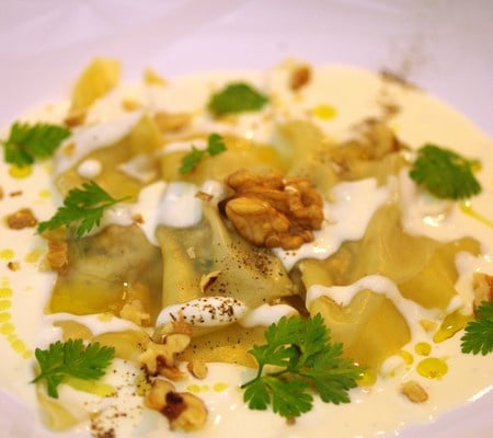 Ravioles à la bûchette affinée, au miel, aux noix et romarin