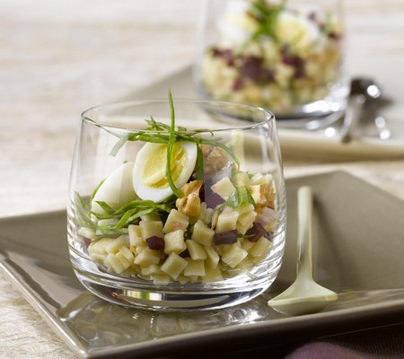 Salade de crozets avec dés de betterave crue et pousses d'épinard