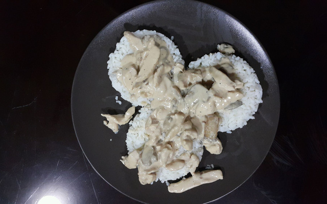 Poulet à la crème et aux champignons