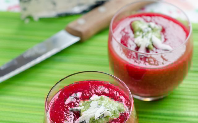 Gaspacho betterave, fraise, pesto de Roquefort