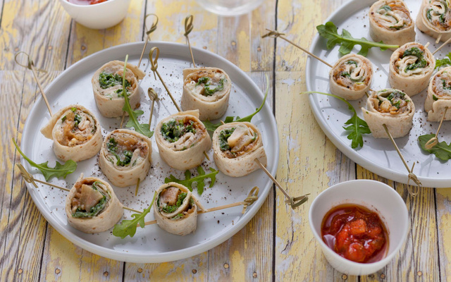 Wraps apéritifs aux oignons caramélisés, crème de roquefort, poire et roquette