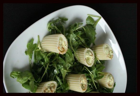 Salade de pâtes aux pistaches et au fromage de chèvre sur fond de roquette