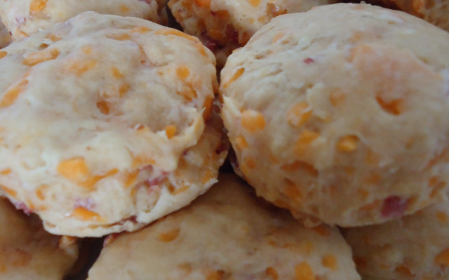 Scones à la moutarde, mimolette et jambon cru