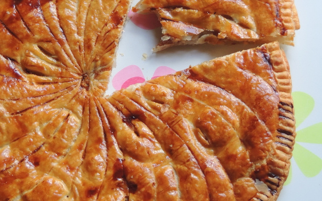 Galette des rois à la crème d'amande, banane et caramel
