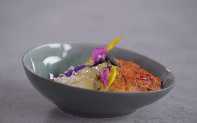 Cabillaud confit à l’ail noir, sabayon vinaigre, pulpe de céleri