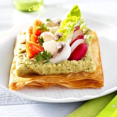 Tarte fine de légumes sur un lit de Tapena® Pois chiches verts à la menthe