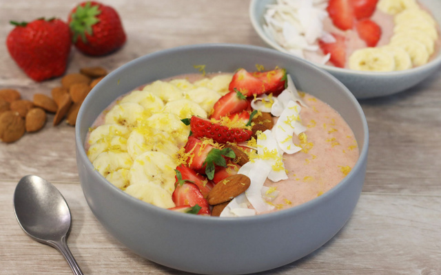 Smoothie bowl fraises, amandes et coco