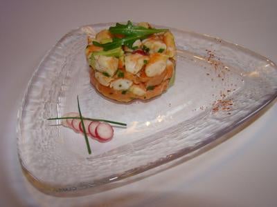 Tartare de saumon fumé, crevette et avocat au citron et piment d'Espelette