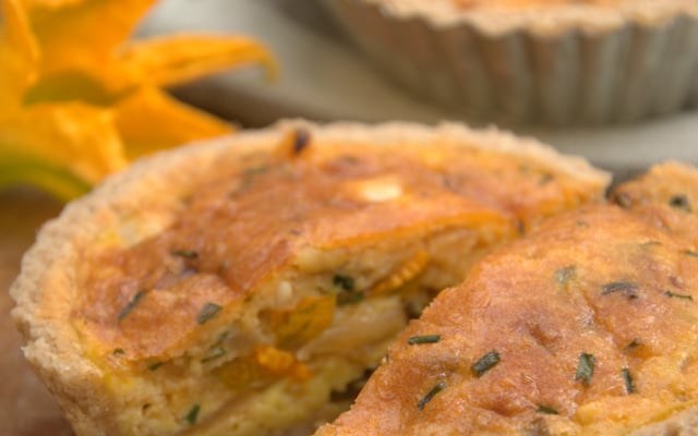 Petites tourtes d'épeautre aux fleurs de courgettes, oignons nouveaux et fromage de brebis