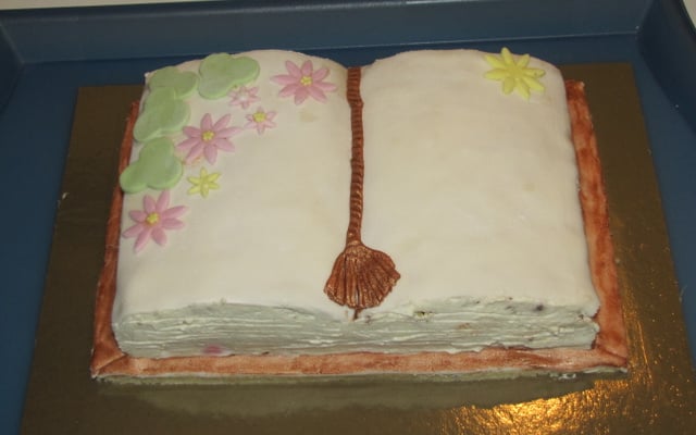 Gâteau-livre aux fruits rouges et mousse au chocolat